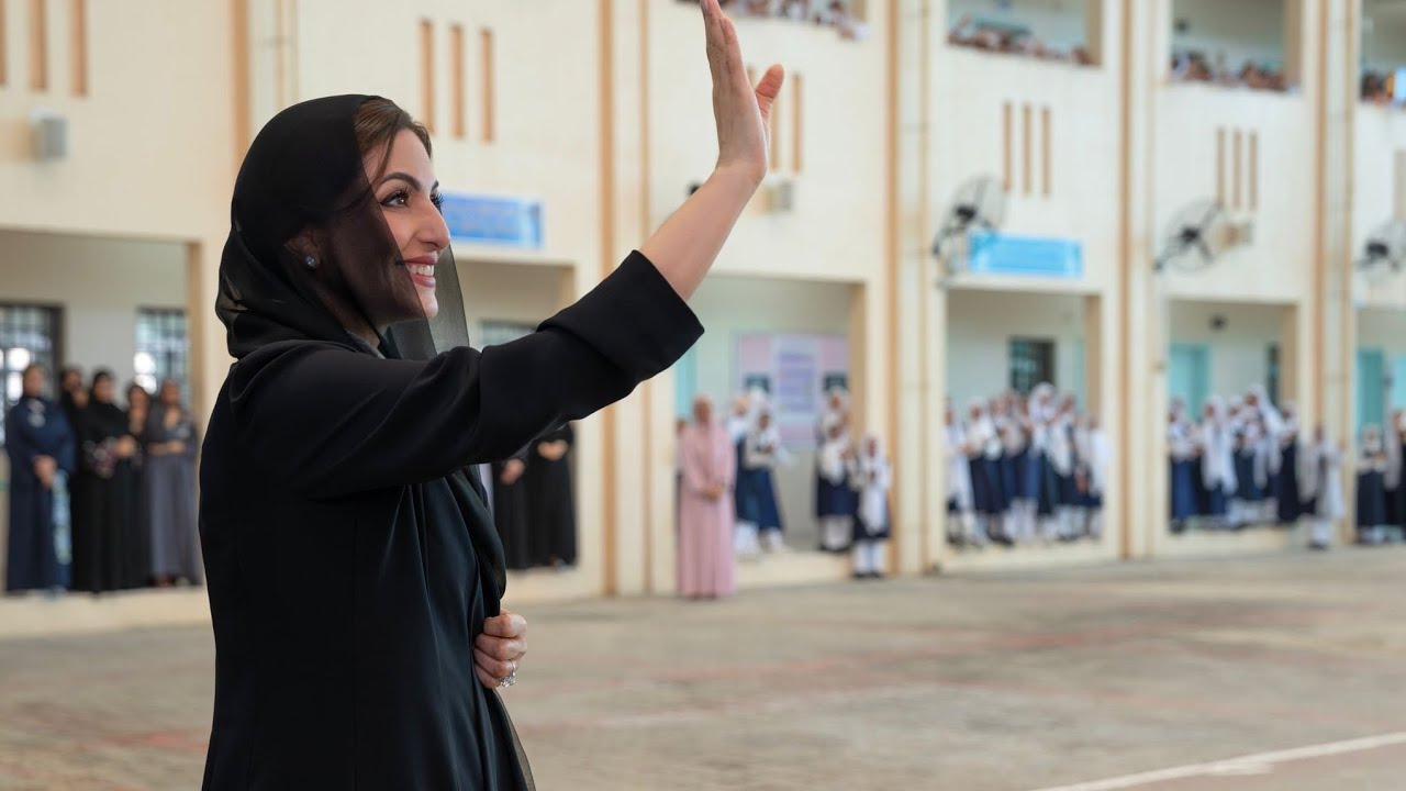 السيدة الجليلة تقوم بزيارة إلى مدرسة جوهرة مسقط بولاية السيب 🇴🇲