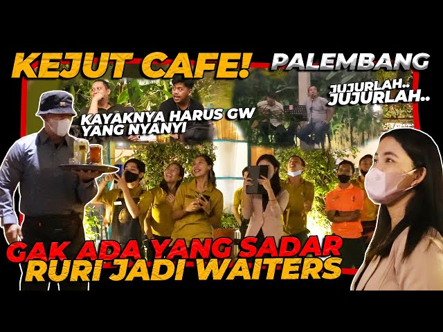 KEJUT CAFE ‼️ GAK ADA YANG SADAR GW JADI WAITERS.. PECAH BANGET !! class=