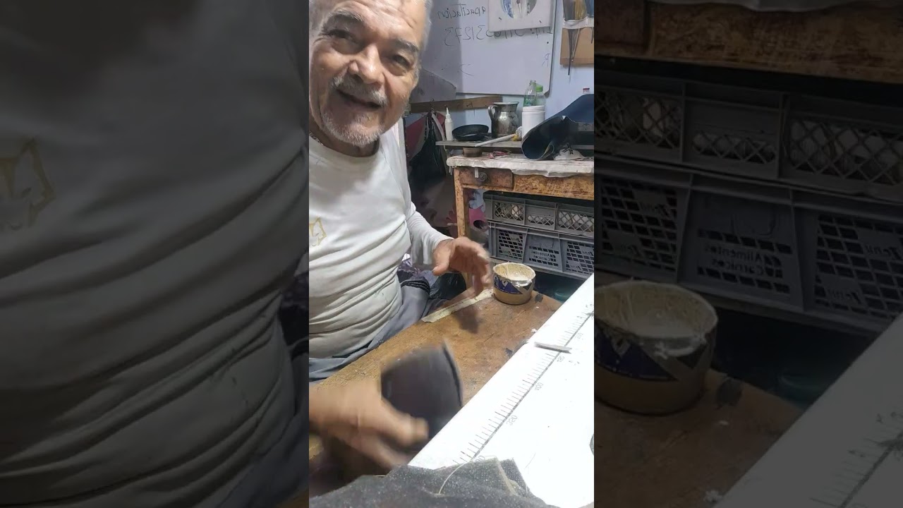 Preparando el forro del talón abriendo costura para forrar los talones del zapatos colegial