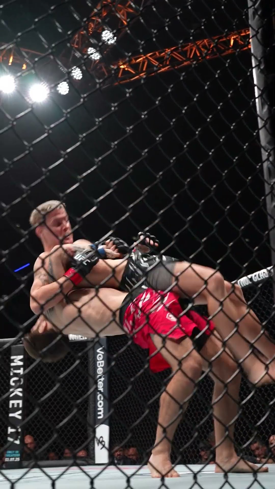 Topuria with the SUPLEX ? #ufc312