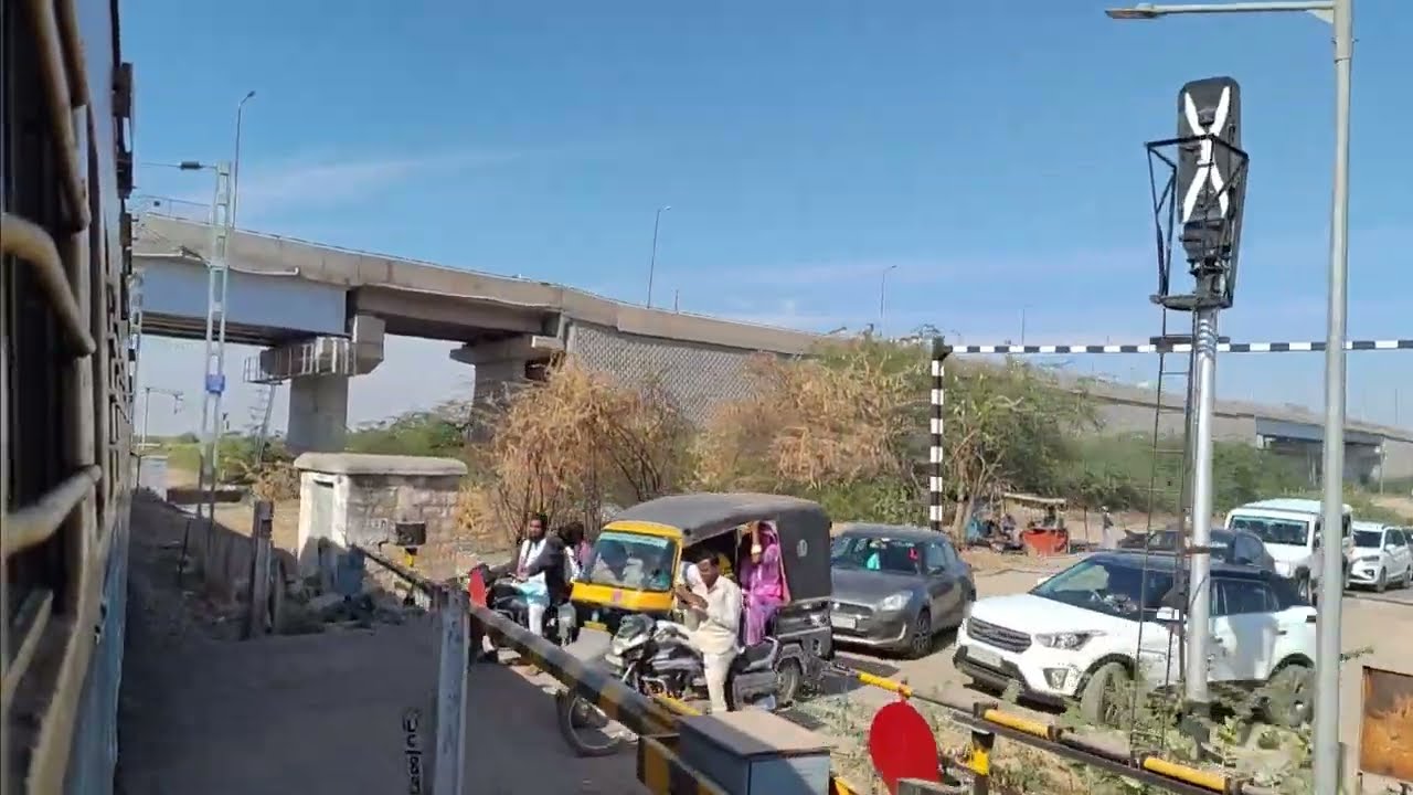 Lalgarh Jaisalmer Express Crossing Ashapur Gomat near Pokhran with BGKT WDP-4D