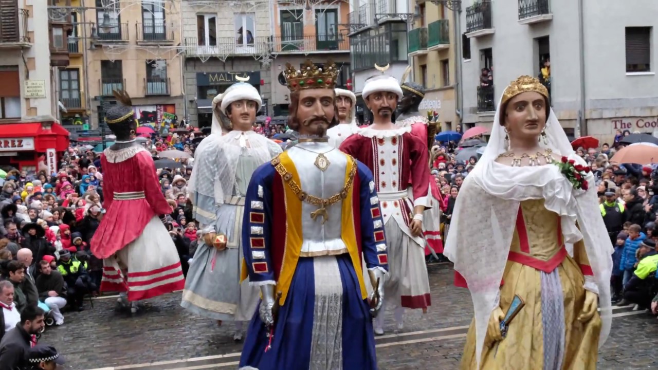 Gigantes de Pamplona bailando al son de La Pamplonesa. Iruñeko Erraldoiak. San Saturnino 2017.