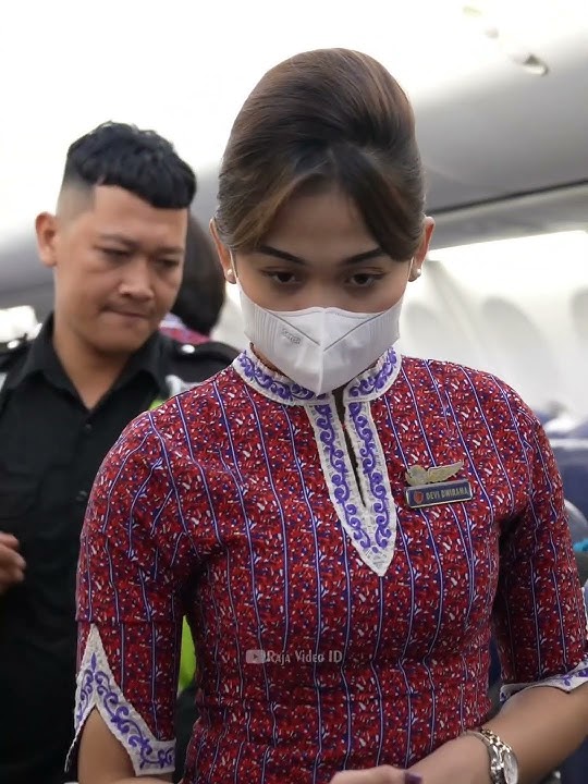 Pramugari Cantik Lion Air Menghitung Jumlah Penumpang dan Tutup Tempat Bagasi dalam Pesawat