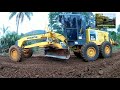 komatsu WA 180 e GD 555 trabalhando no cascalhamento