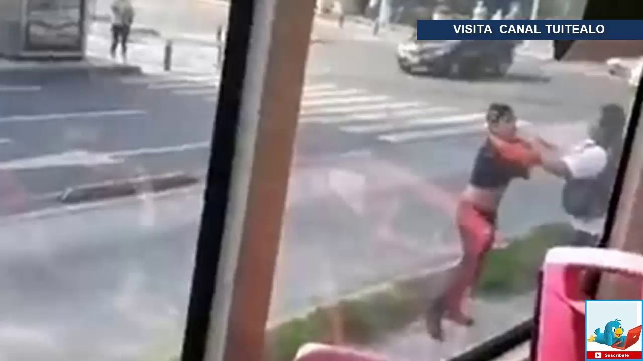 Chofer del Metrobús se pasa el alto, arrolla a ciclista y luego lo ...