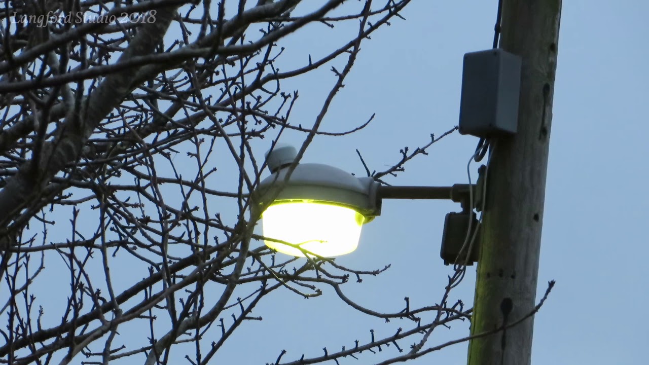 Old UK Street Light turning on (with Church Bells) Acordes Chordify