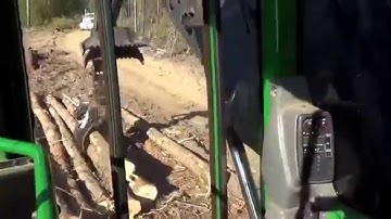 John Deere 2154D loading logs