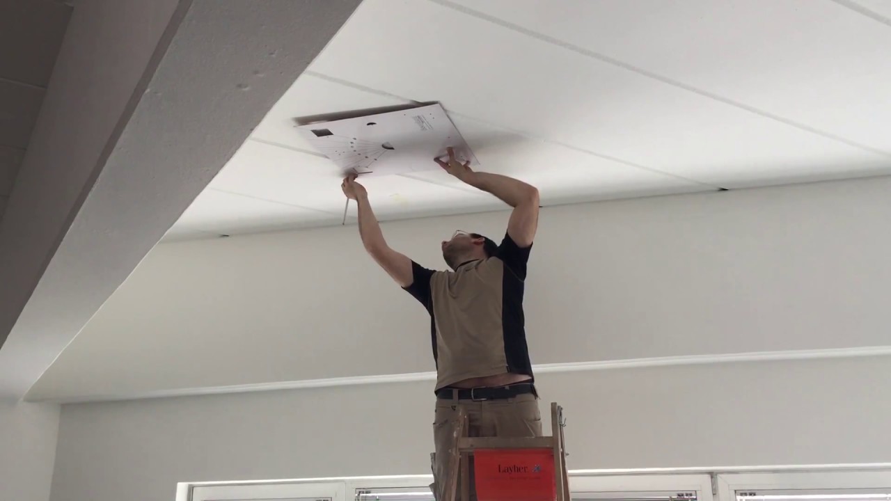 Anzeichnen der Deckenhaken zur Befestigung der Solo Deckensegel