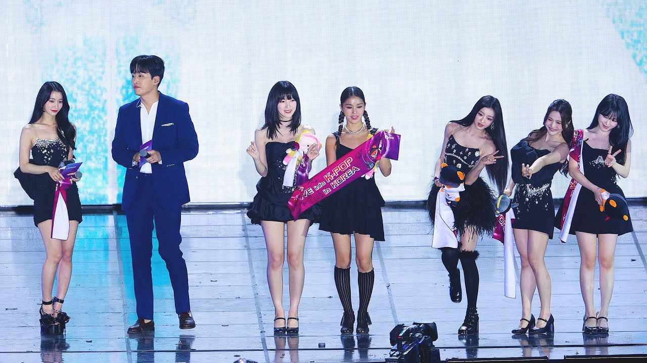 230527 오마이걸 (OHMYGIRL) 엔딩 (Ending) - 팬들에게 마스코트 인형을 던져서 선물해주는 멤버들 - 드림콘서트 [직캠 / FANCAM] [4K 60p]