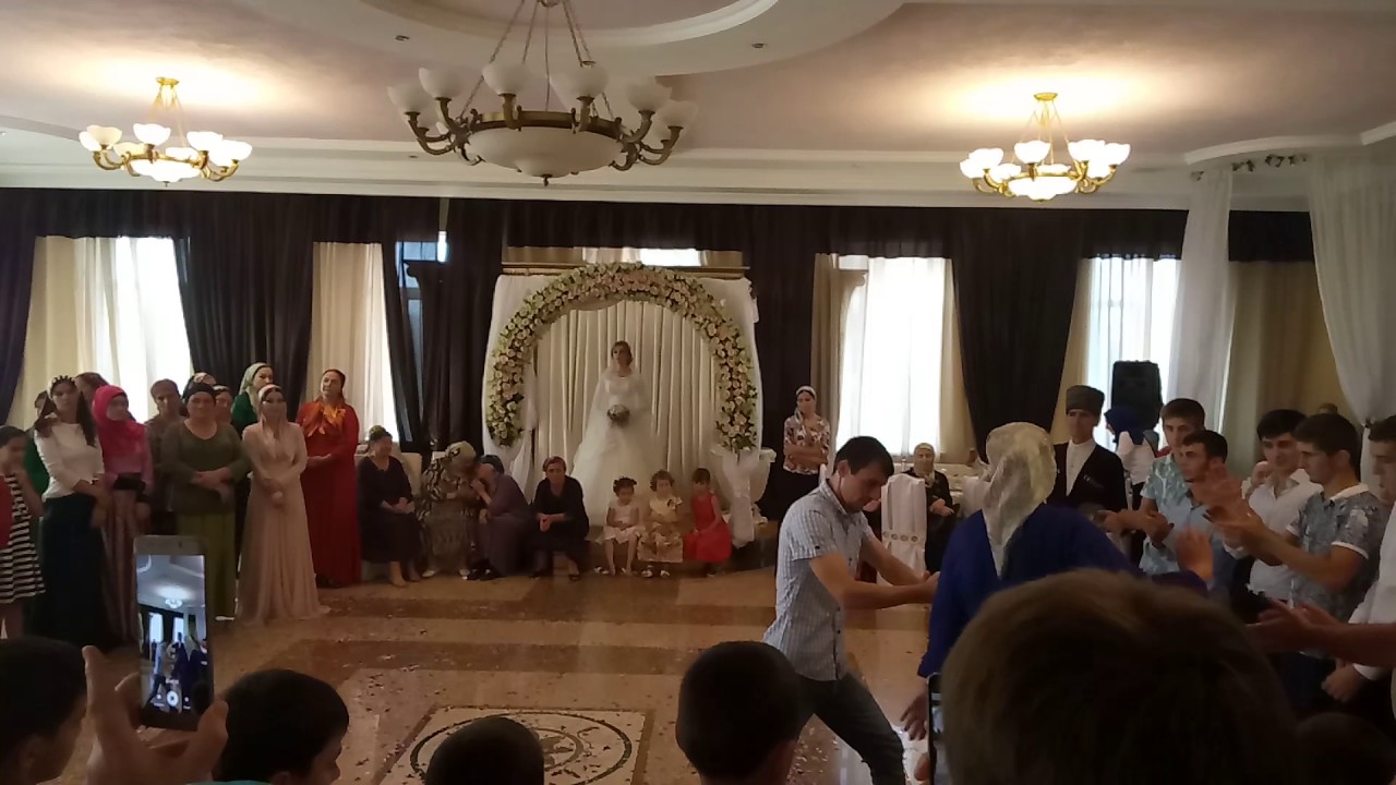 На свадьбе в ресторане в грозном На свадьбе в ресторане в грозном