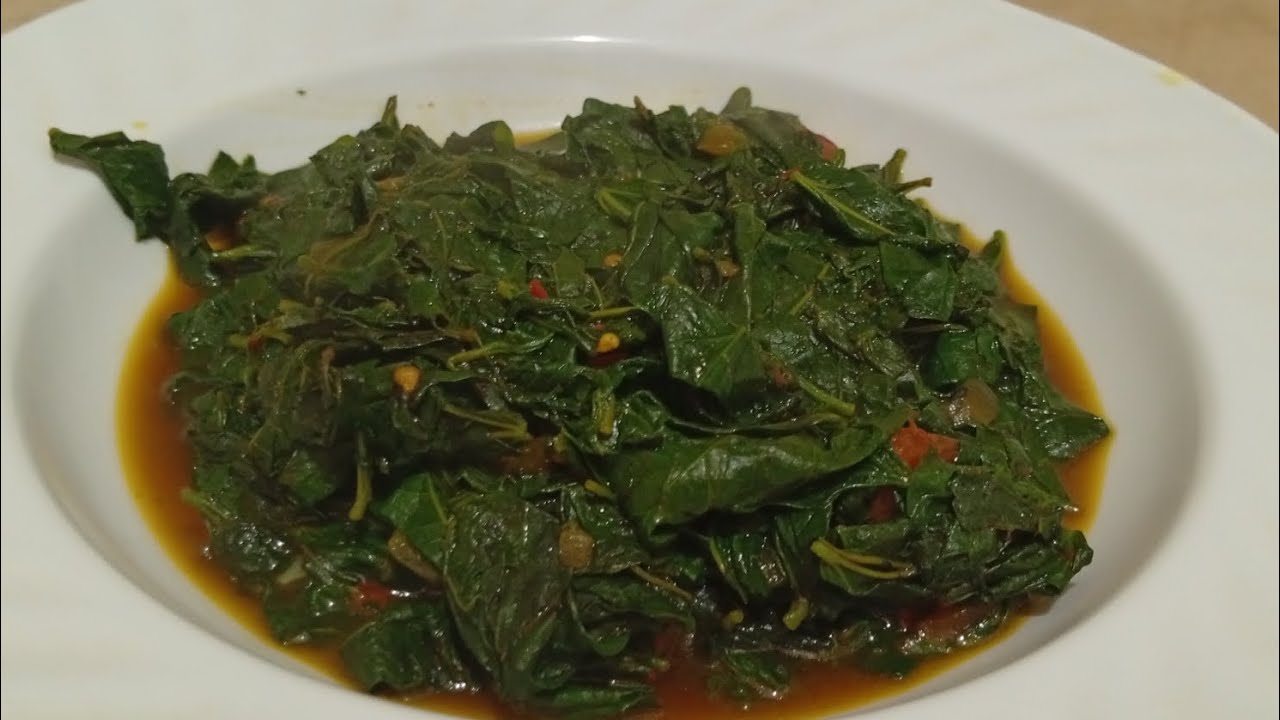 AFRICAN WAY OF COOKING NUTRITIOUS TRADITIONAL DELICIOUS MIXTURE  OF JUTE MALLOW AND COWPEAS 