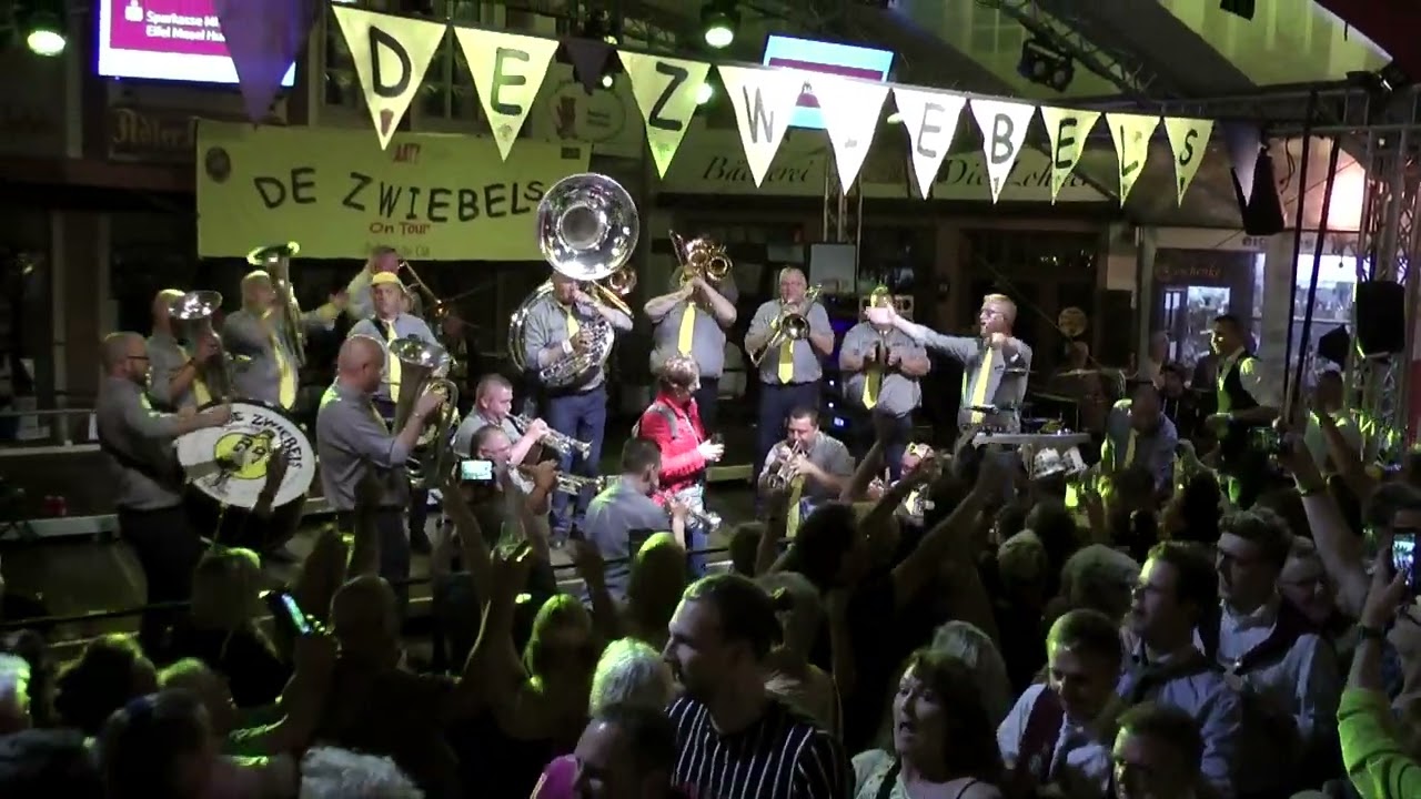 De Zwiebels - Corry Konings - Bernkastel 2023 - hoofdpodium