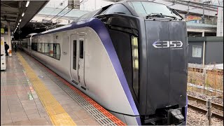 E353系ﾓﾄS104編成が特急あずさ29号として立川駅5番線を発車するシーン（29M）2022.11.22