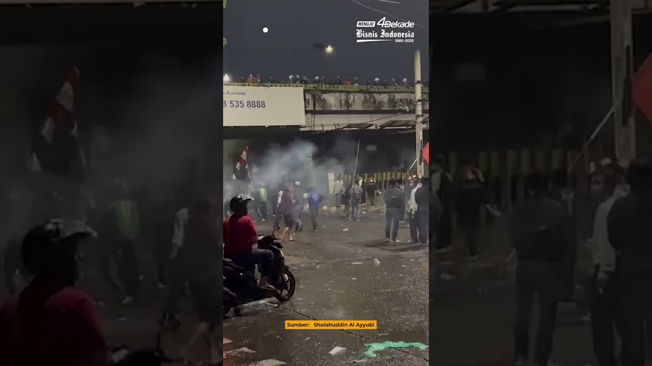 Demo DPR Memanas Hingga Malam Hari