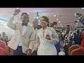 ELIUD ASHINDWA KUJIZUIA KANISANI BAADA YA KUFUNGA NDOA NA BITE ONA WAKITOKA KANISANI 