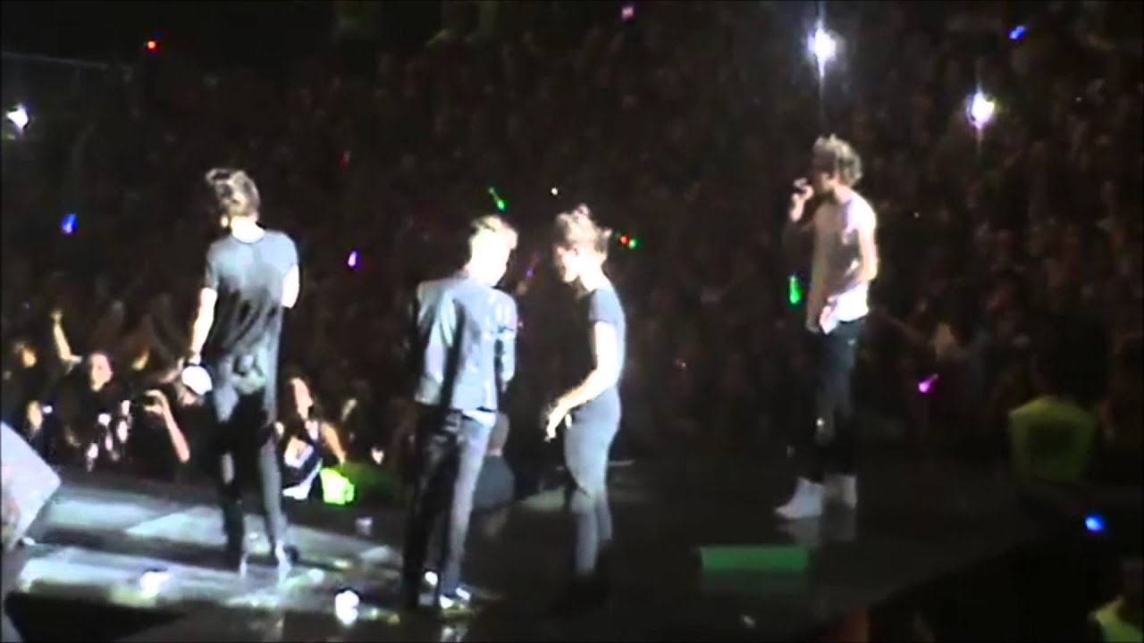 One direction-bailando Cumbia sobre el rio (celso piña) - YouTube