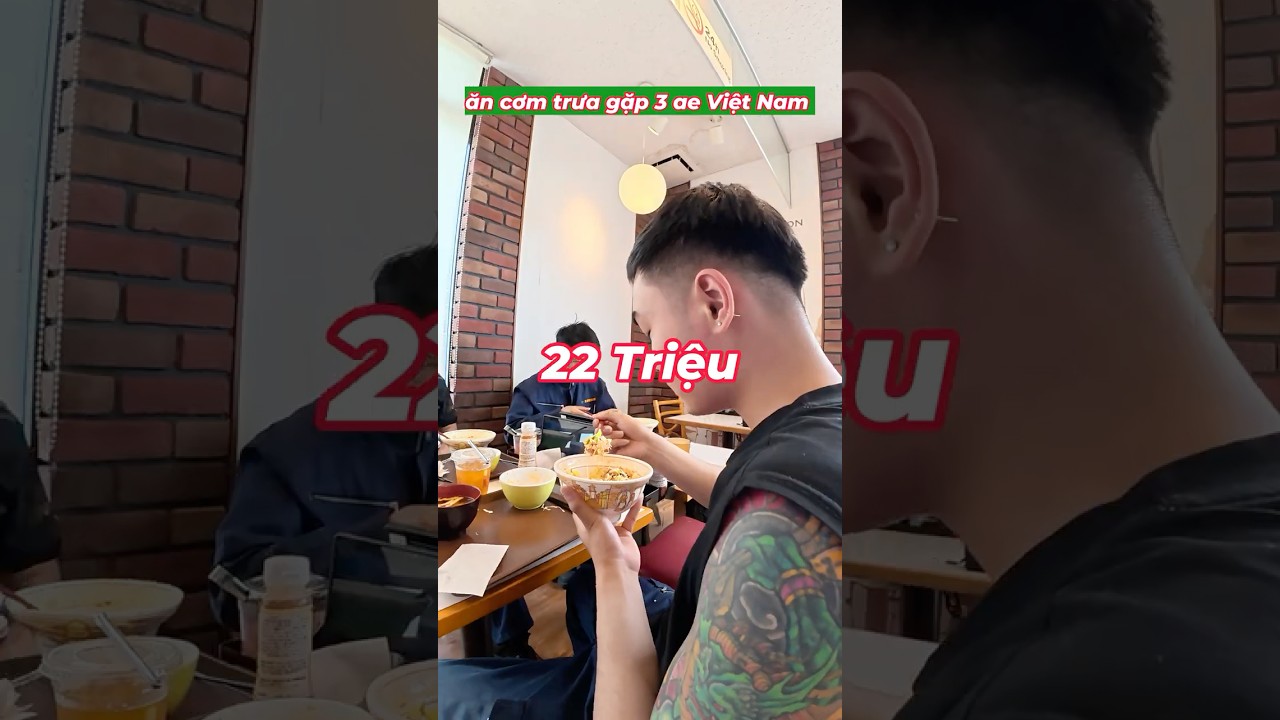 Ăn cơm trưa gặp 3 ae Việt Nam, tý thì bỏ cơm...