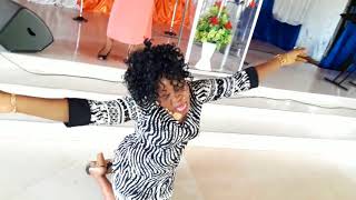 Mchungaji Josephine Mwasulama akimsifu mungu