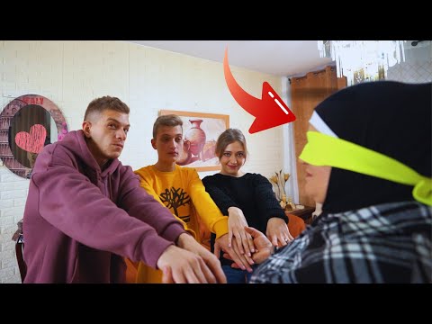 أمي تحاول تلاقينا وعيونها مغمضة مؤثر