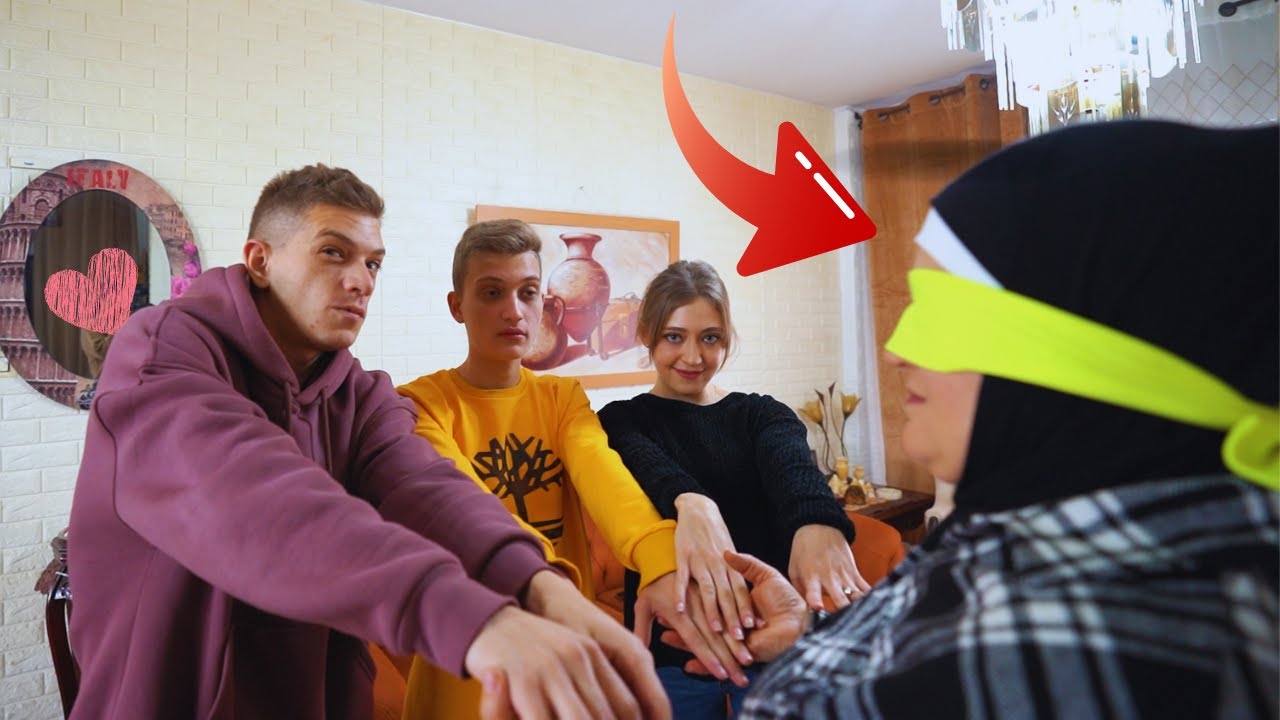 أمي تحاول تلاقينا وعيونها مغمضة! *مؤثر*
