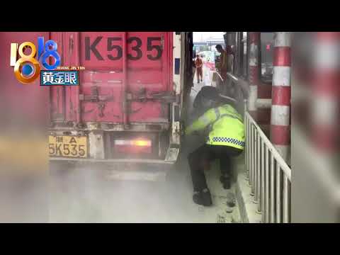 【1818黄金眼】小货车撞天然气罐车起火，民警5分钟处置