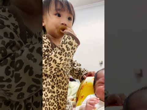 Tao Jie seems to understand one thing~ her things are still her things #sister and brother #cute ba