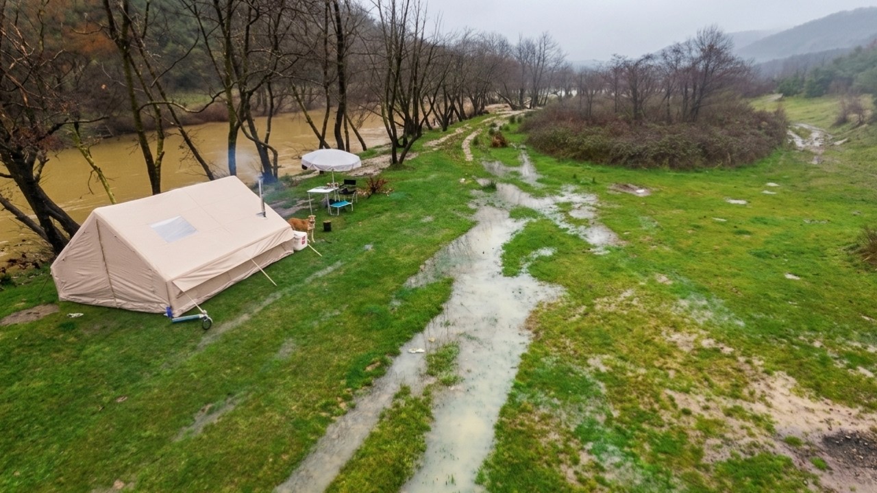 YAĞMURLU HAVADA NEHİR KENARINDA KAMP