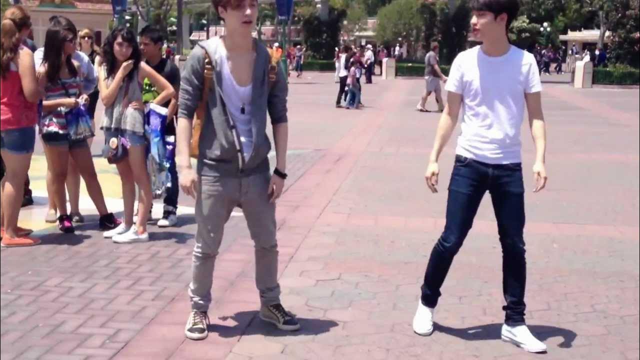 EXO K AND M @DISNEY LAND [Lay & D.O dance to MAMA] - YouTube