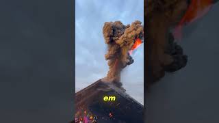 Ela só queria tirar uma FOTO, mas VULCÇÂO entrou em erupção 😨🌋#curiosidades #shorts