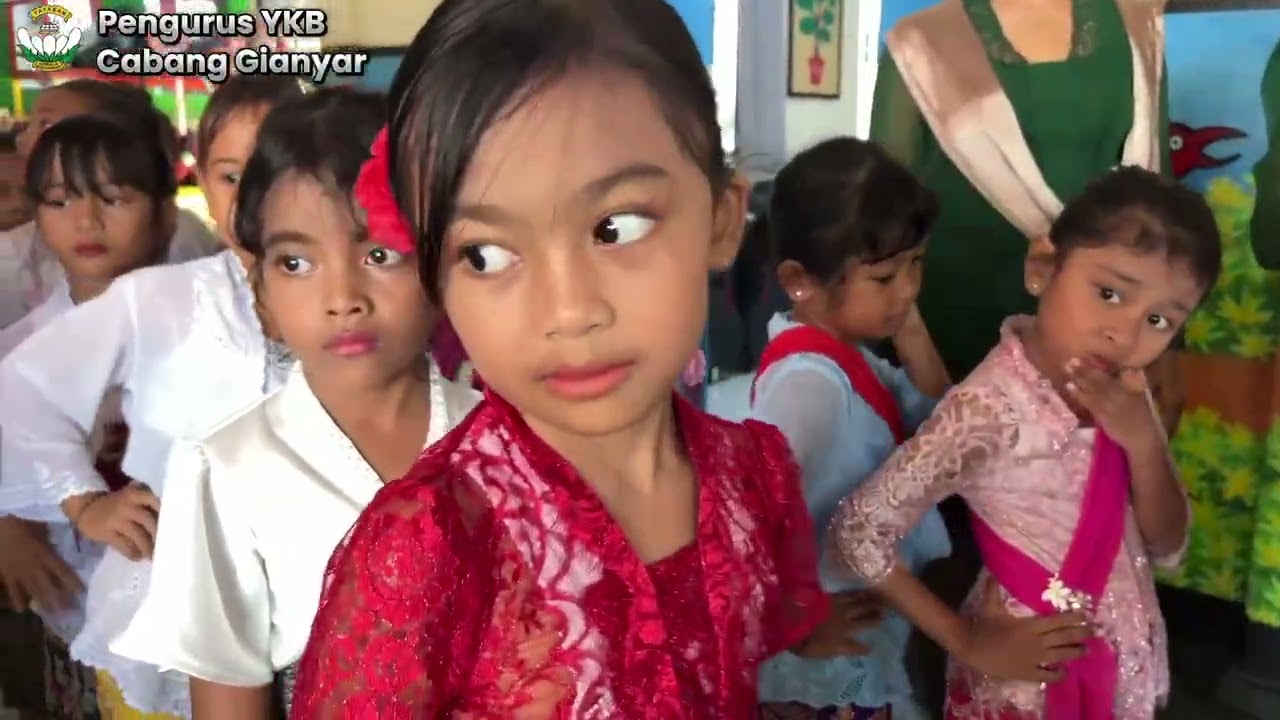 Kegiatan Fashion Show dalam rangka memperingati Hari Kartini