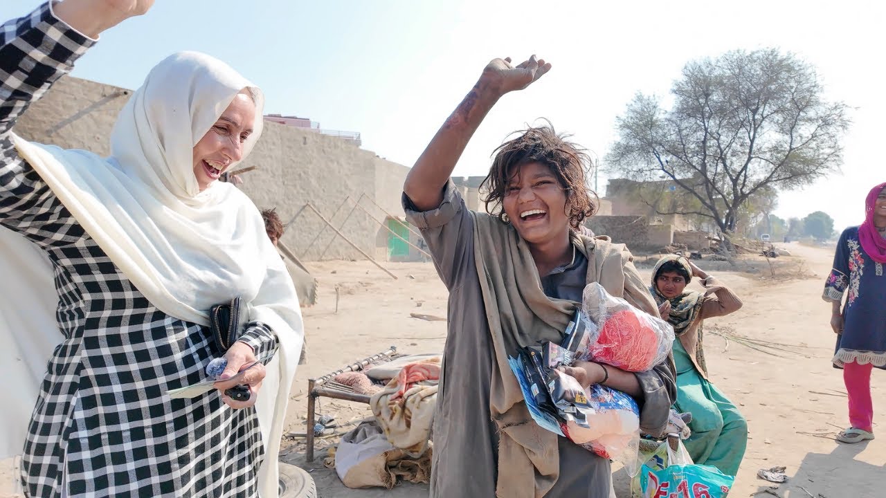 Bachi pesay or gift dekh ker itna khush hoi kai khushi se jhoomnay lagh gaye