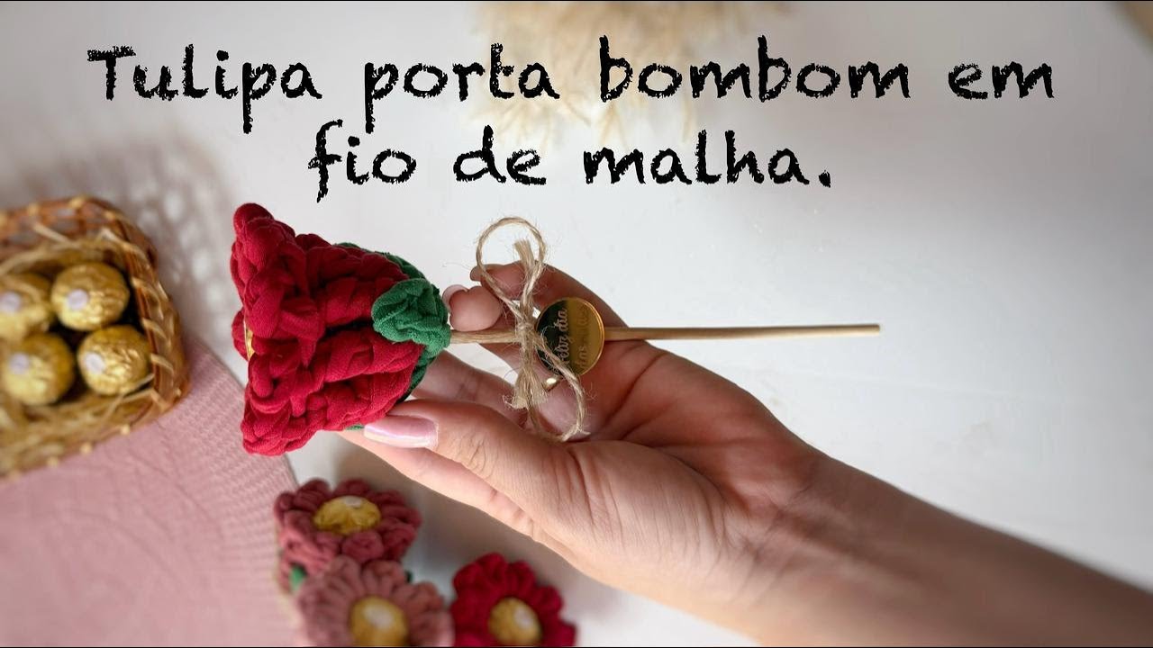 Tulipa porta bombom em fio de malha.