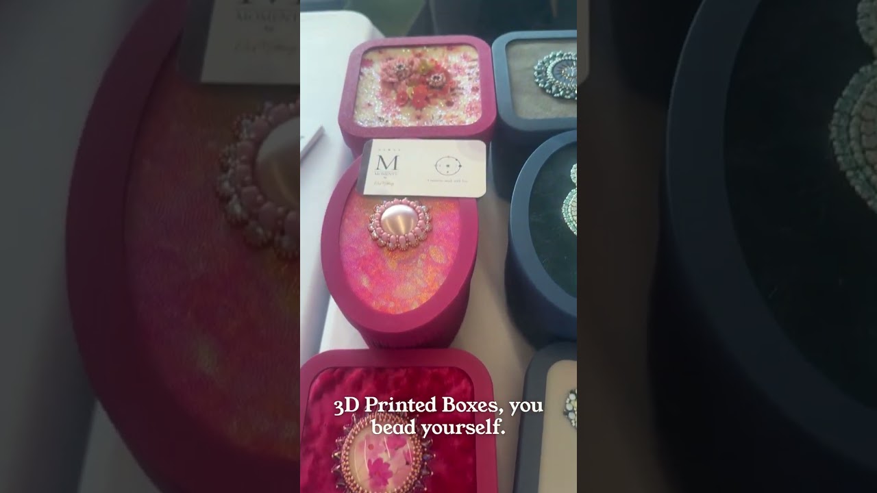 Meet Moments: 3D printed boxes you bead yourself

Oval or square boxes with a lid you bead yourself.