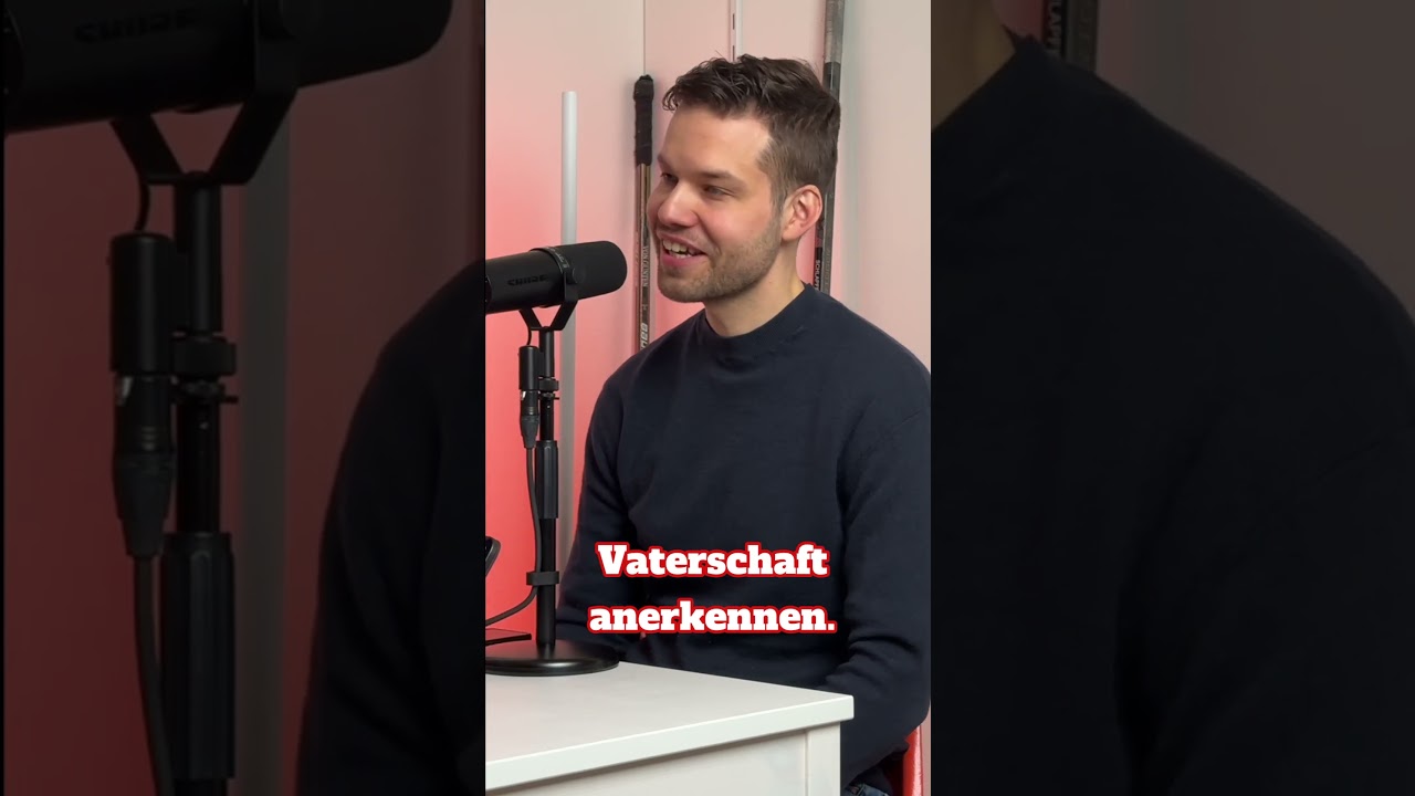 Niklas Lundman, finnischer Juniorencoach beim EHCB, macht den Dolmetscher. #ehcb#ehcbiel#eishockey