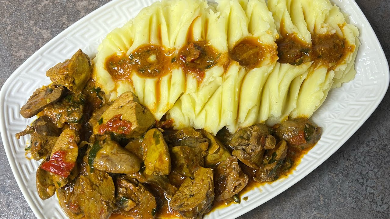 Les abats de poulet en sauce , accompagné d'une purée de pomme de terre. @ThafathUssirem @KEDYM