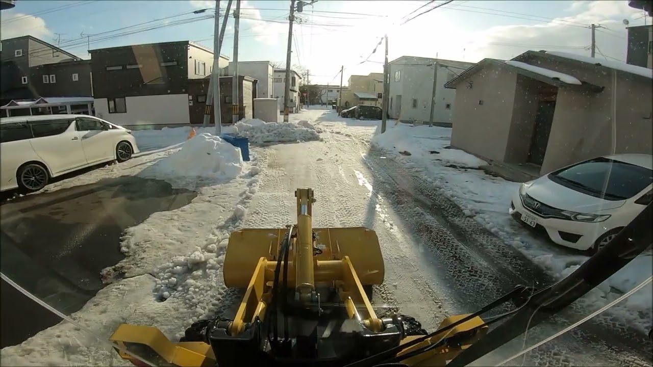 天気が良いから人の家の前や人ん家の駐車場の圧雪を勝手に剥いでいくいつもの自宅 除雪車の車窓から 212