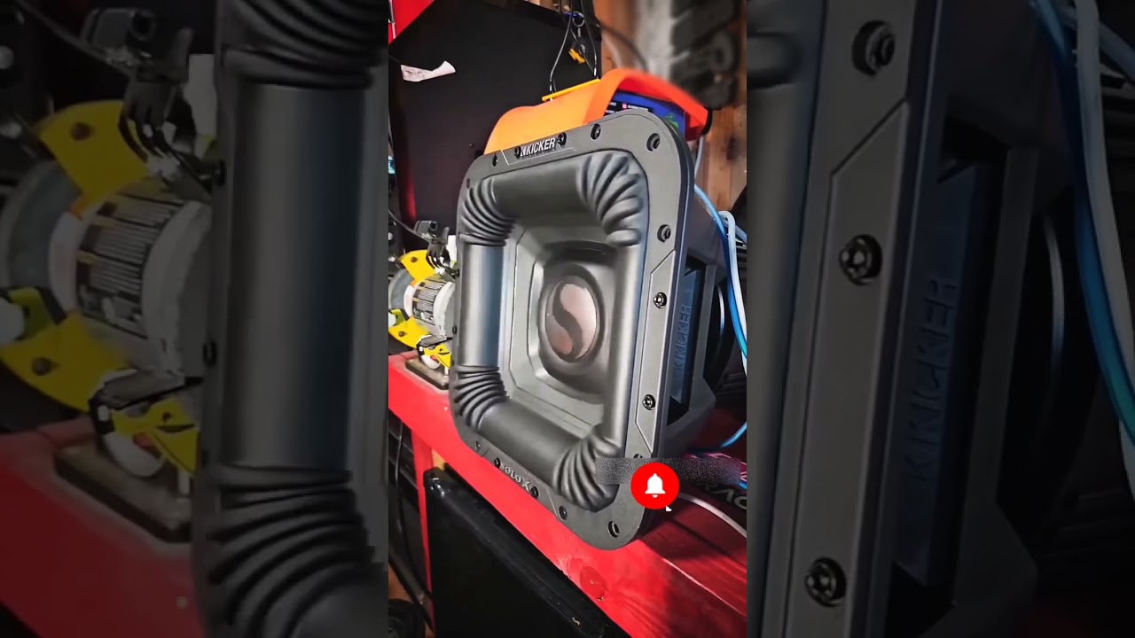 Kicker subwoofer slow motion 35 Hz 