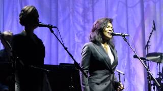 Leonard Cohen & Sharon Robinson: Alexandra Leaving 17.08.2013 Kings Garden Odense