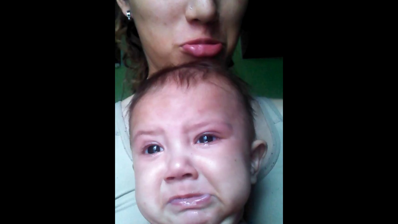 Bebe haciendo pucheros y berrinche por celular