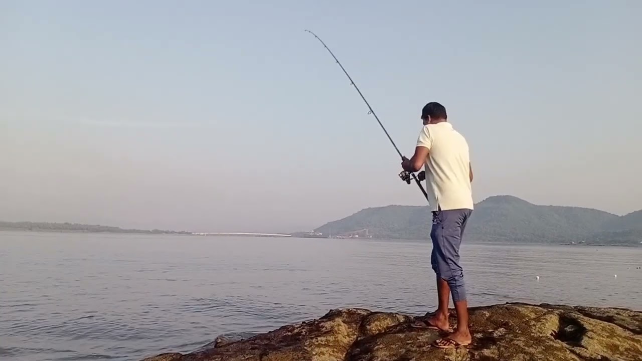 korlai fort ,enjoy and catch the fish , कोर्लई ला गेलेलो तेव्हा.....