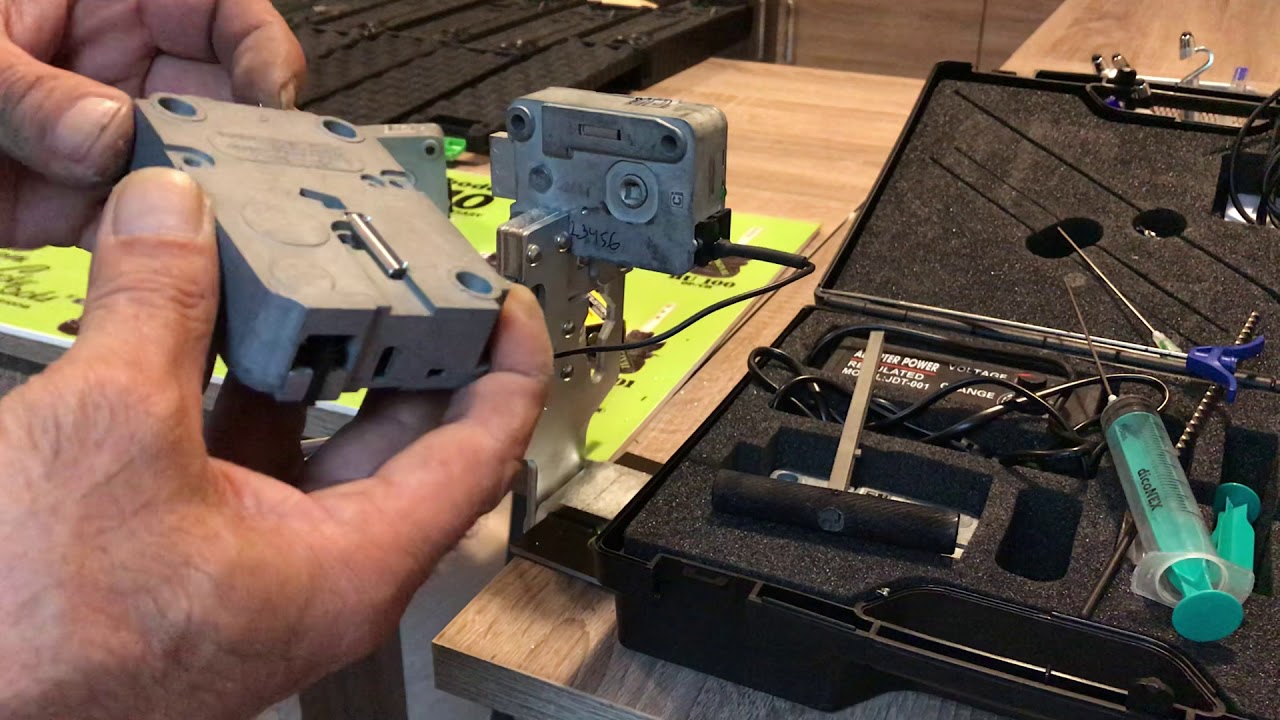 Electronic safe locks opening demo with E Lock Shock kit !!