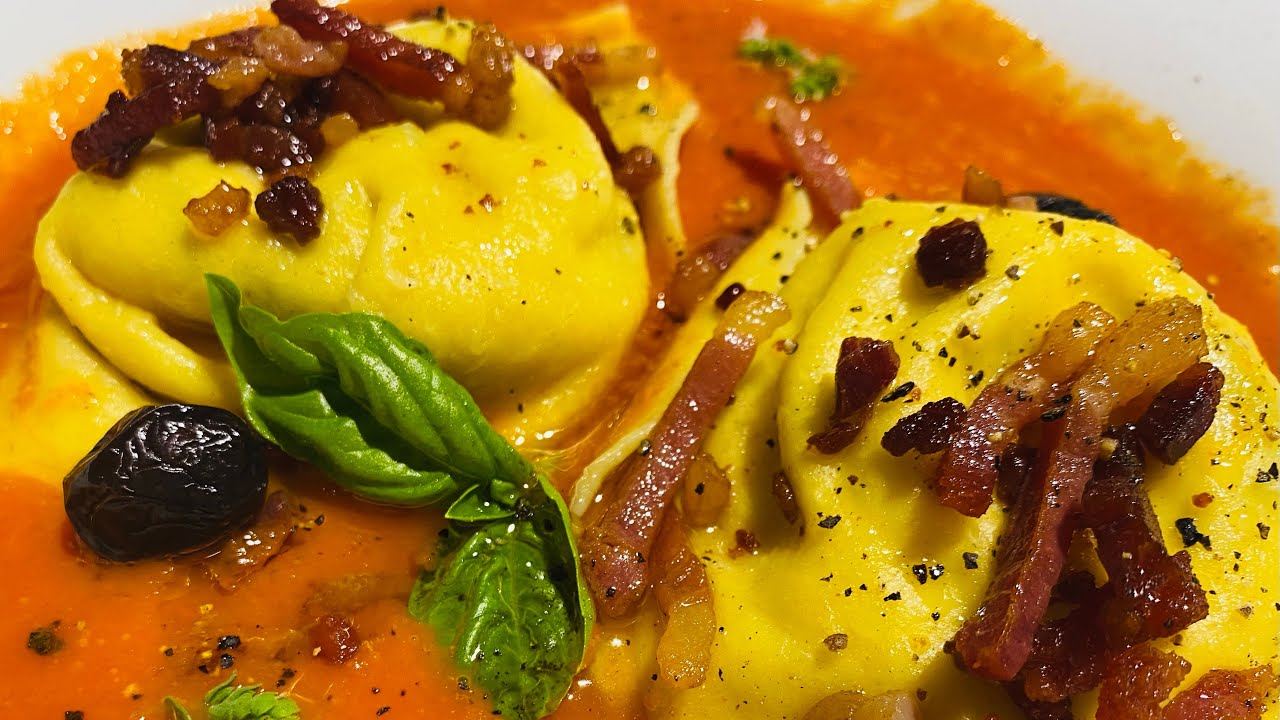 Pasta fresca fatta in casa.pasta all’uovo.Cappellacci ripieni di formaggi  basilico speck croccante