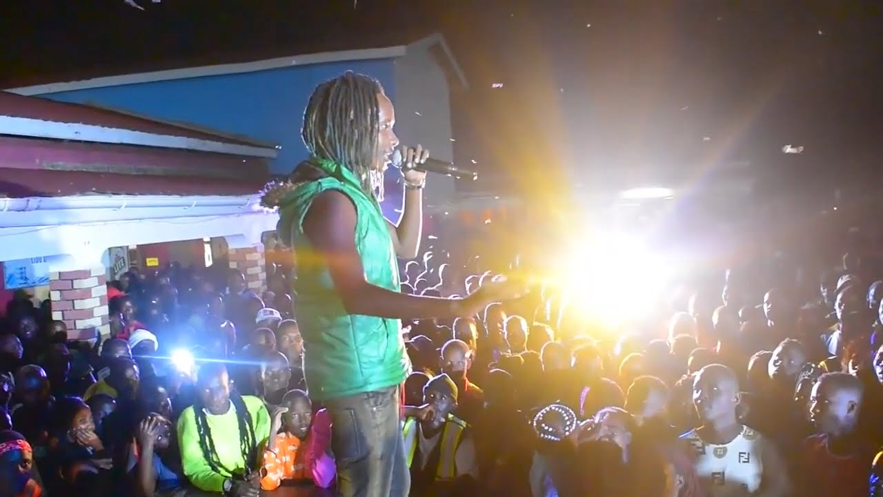 Feffe Bussi - Moves Crowds with Freestyle Raps - YouTube