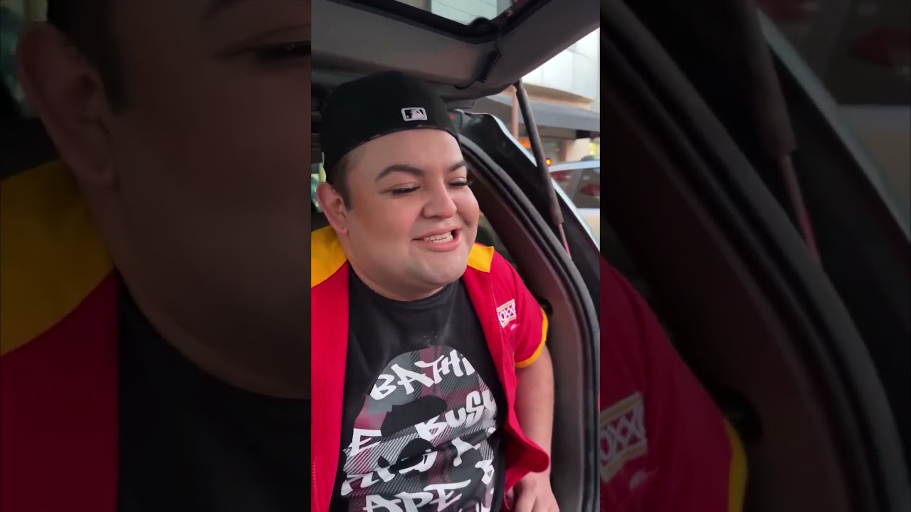 Le ofreci dinero por maquillarlo antes de entrar a trabajar . Final impactante