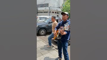 PENYANYI JALANAN NYANYIIN LAGU MIRIP SUARA ARIEL
