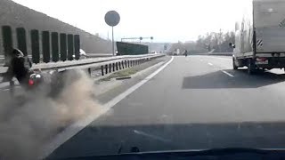 Wywrotka motocyklistki na zakręcie idiotów