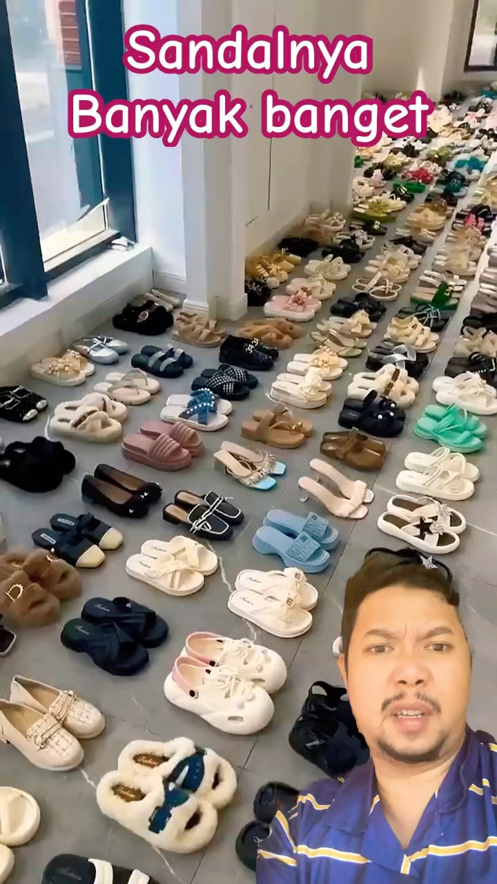 SANDALNYA BANYAK BANGET!!!?! #sandals #slippers #shoes #shortvideo