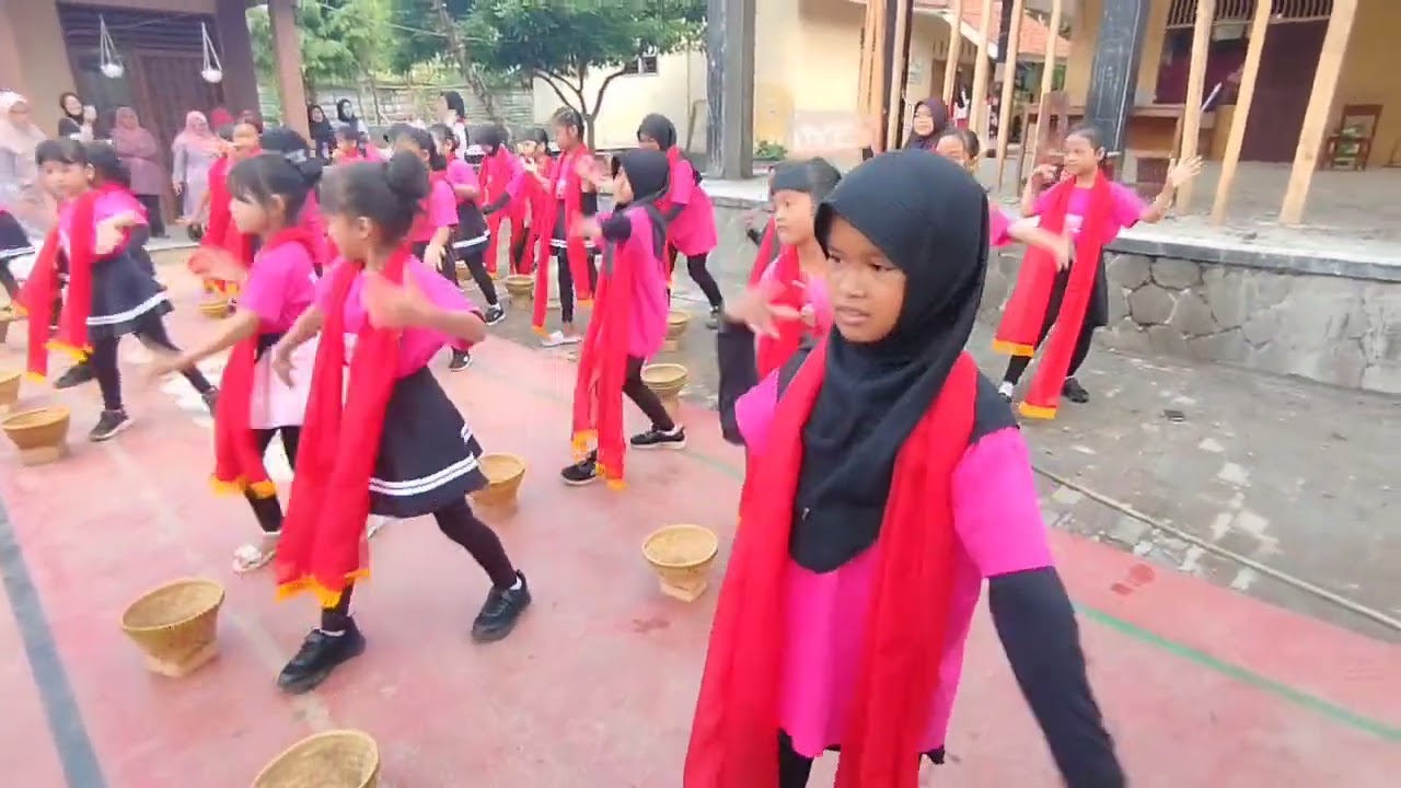 Penampilan Ekskul Tari - Tari Rampak Boboko