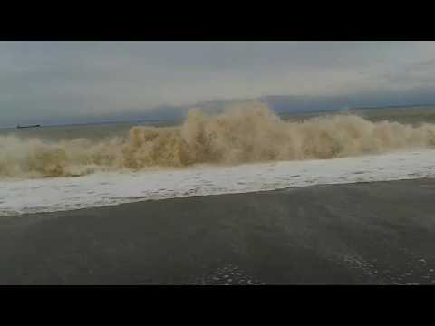 KARADENİZ'DE YÜKSEK DALGA (5 m) = HİGH WAVE İN THE BLACK SEA
