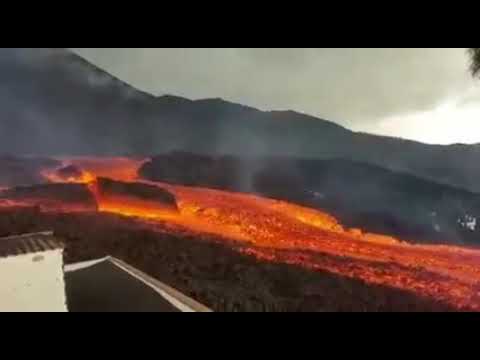Un rio de lava baja con direcci&oacute;n  norte transportando grandes bloques desprendidos del cono volc&aacute;nico